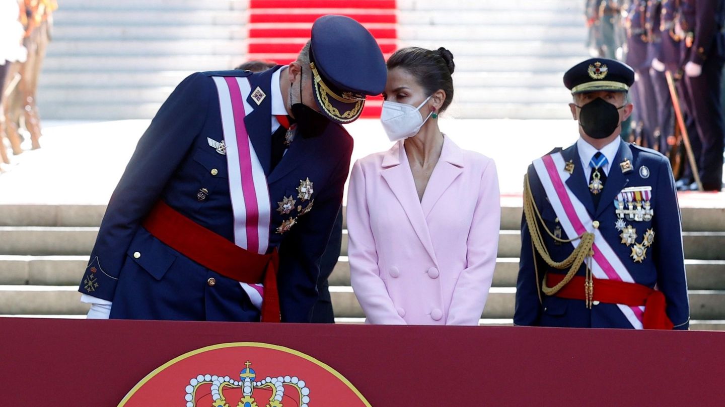 Felipe VI y Letizia durante la celebración del Día de las Fuerzas Armadas en la Plaza de la Lealtad de Madrid. (EFE)