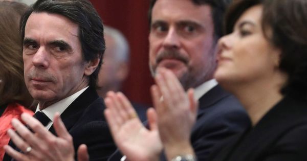 Foto: José María Aznar en un acto junto a Manuel Valls y Soraya Sáenz de Santamaría. (EFE)