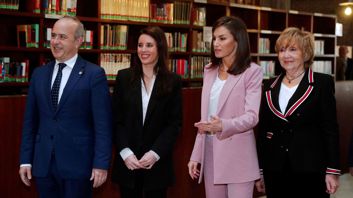 La reina Letizia, junto con Irene Montero, el rector de la UNED, Ricardo Mairal Usón, y la presidenta de Apramp, Rocío Nieto. (EFE)