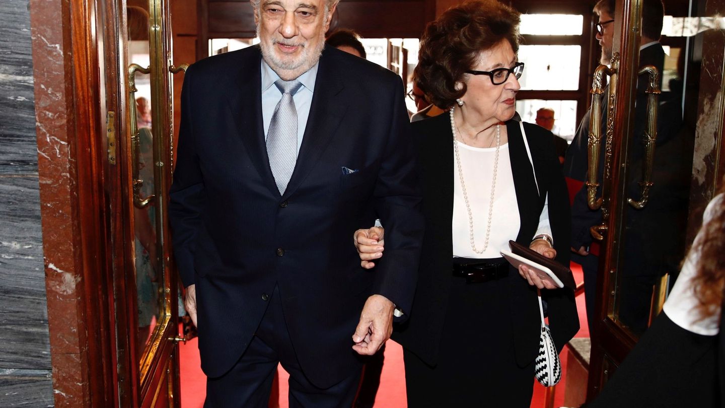 Plácido Domingo, junto a su mujer, Marta Ornelas. (EFE)