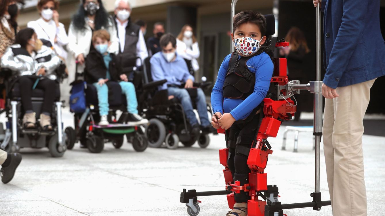 Foto: El pequeño Víctor Millo con el primer exoesqueleto pediátrico del mundo para pacientes afectados por atrofia muscular espinal (Kiko Huesca / EFE)