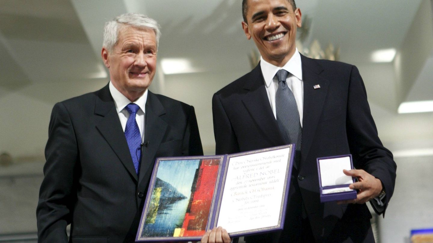 Barack Obama posa con la insignia del Premio Nobel de la Paz (EFE/Björn Sigurdson)