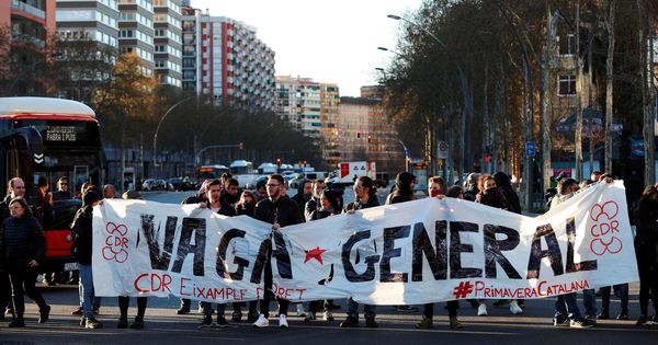 Foto: Comandos de CDR protestan en Barcelona. (EFE)