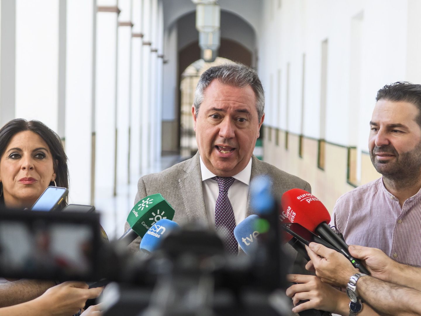 Juan Espadas, entre Ángeles Férriz y Noel López, en el Parlamento. (EFE)