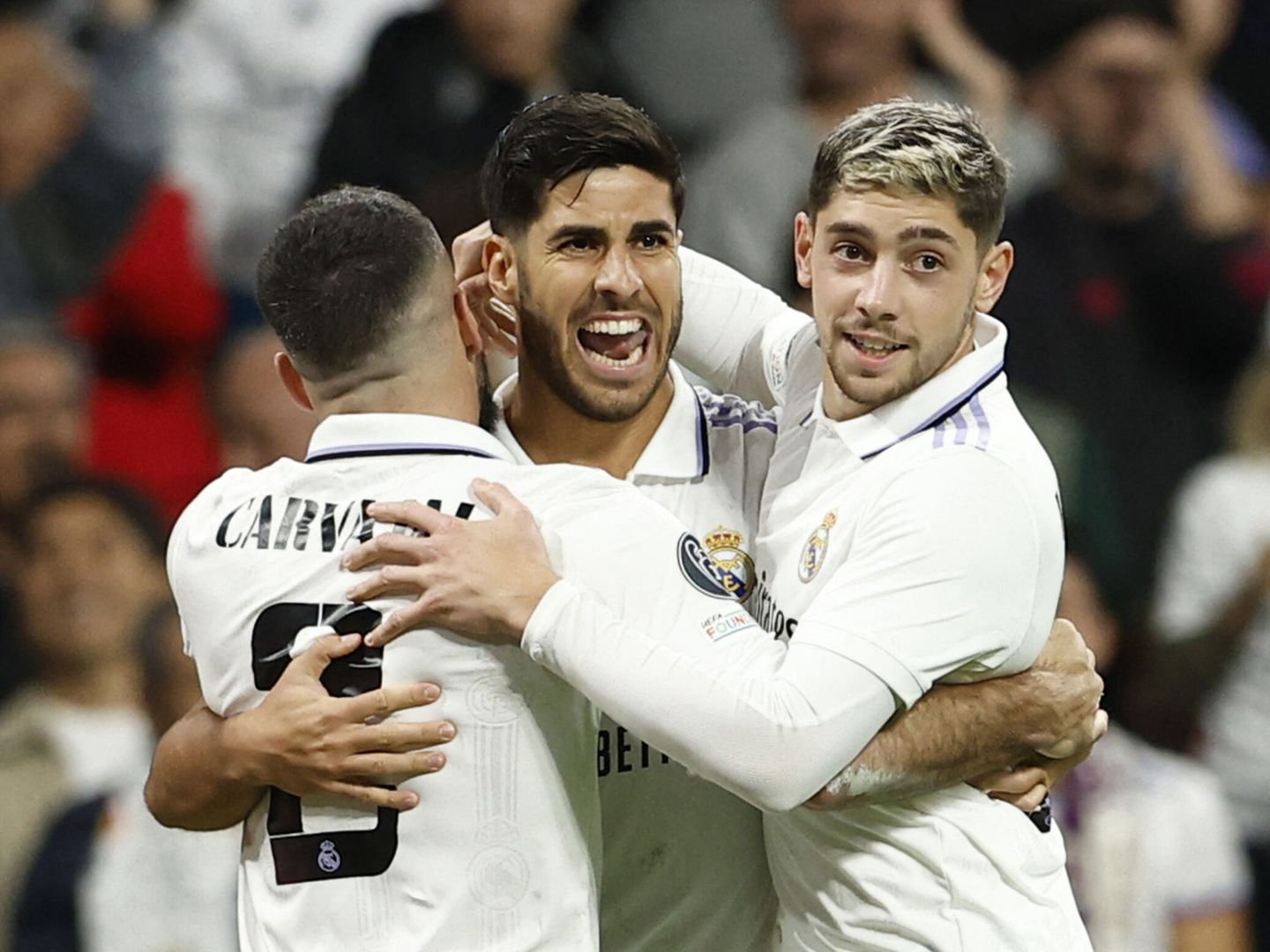 Marco Asensio celebra su gol al Celtic junto a Fede Valverde y Carvajal