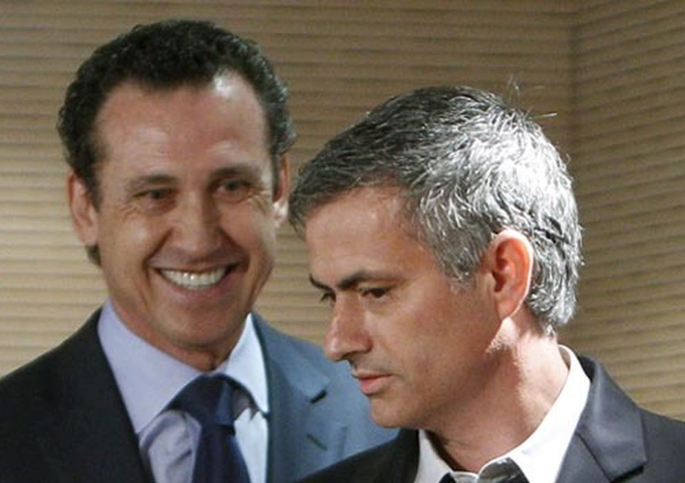 Foto: Jorge Valdano y Jose Mourinho, dos diferentes estilos de liderazgo deportivo. (Chema Moya/Efe)