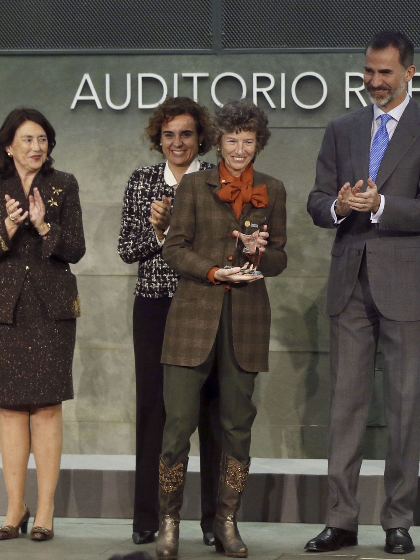 Elena Barraquer recibe de manos del rey Felipe VI uno de los galardones en la entrega de los Premios Codespa. (EFE /Fernando Alvarado)