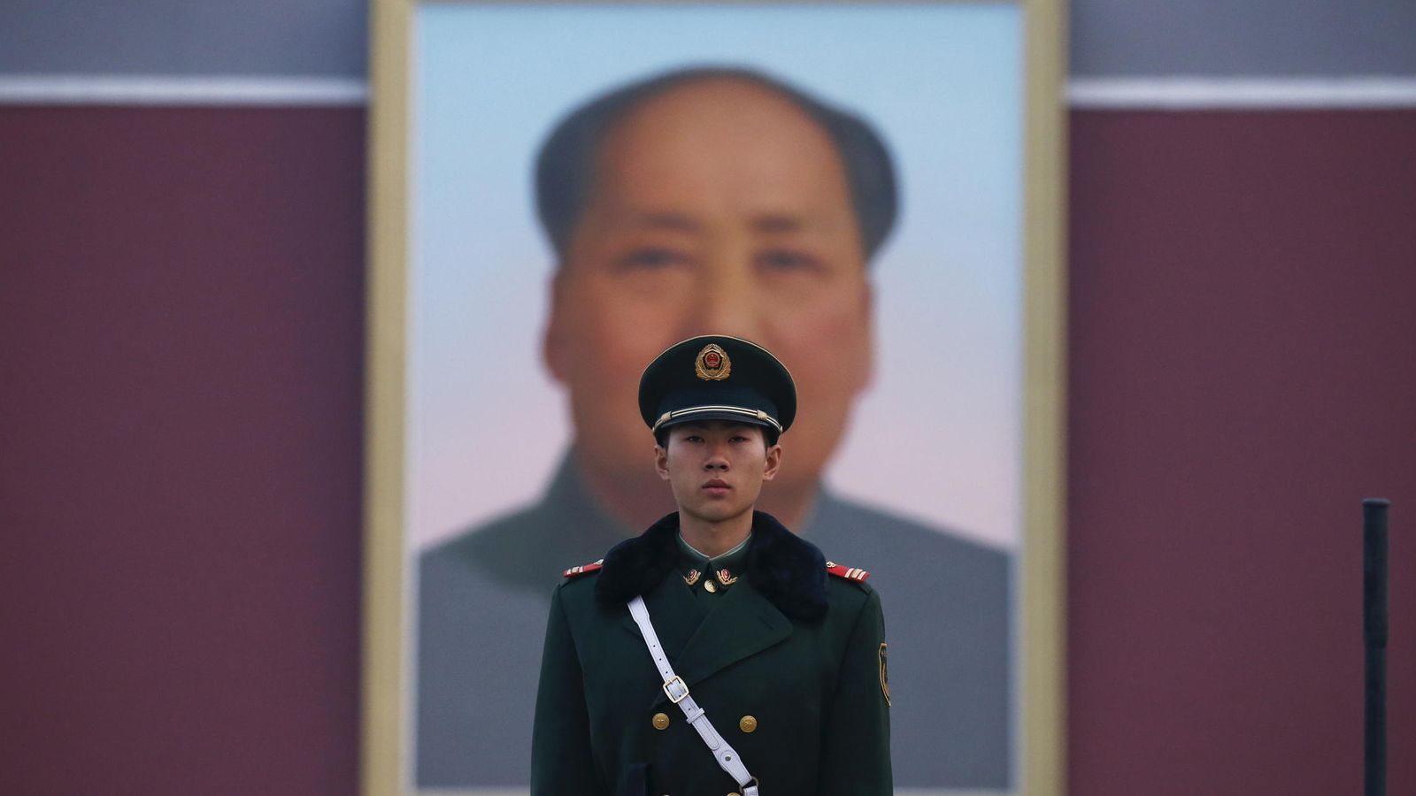 Foto: Un policía militar hace guardia frente al retrato de Mao Zedong en la plaza de Tiananmen. (Reuters)