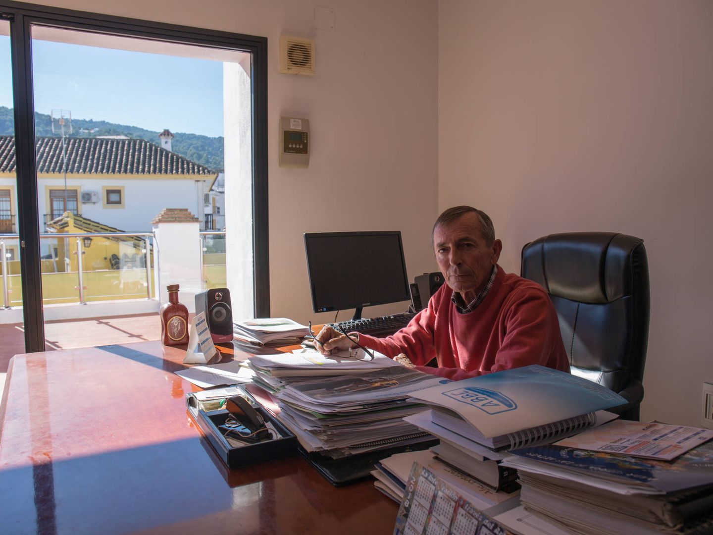 Francisco Sánchez, alcalde de Monda, en su despacho. (D. B.)