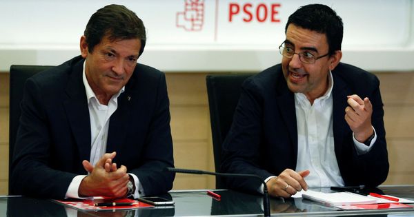 Foto: El presidente de la gestora, Javier Fernández, junto al portavoz y responsable de Organización, el andaluz Mario Jiménez. (Reuters)