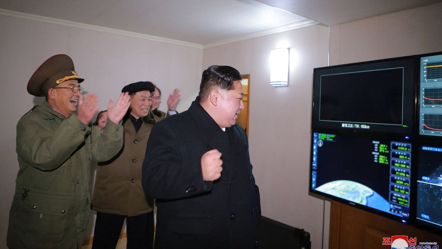 El líder norcoreano, Kim Jong-un ordena el lanzamiento del nuevo misil intercontinental, un modelo más grande y mejor diseñado que subraya los avances armamentísticos del régimen. (EFE)