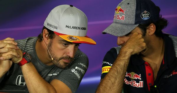 Foto: Fernando Alonso y Carlos Sainz charlan en la rueda de prensa del GP de España. (EFE)
