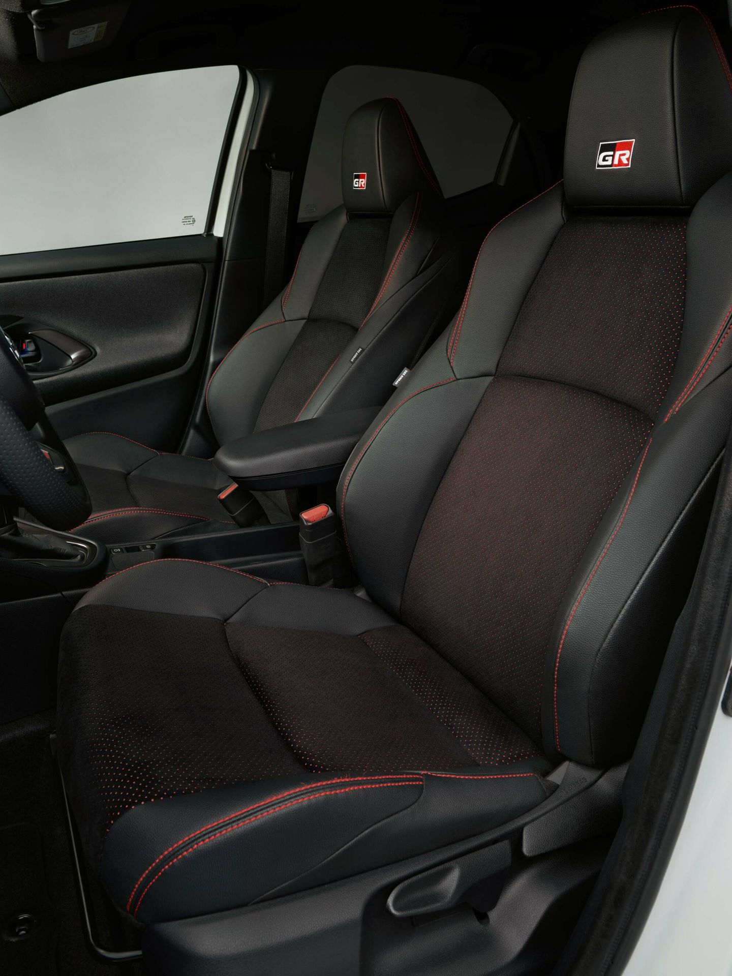 Los asientos pueden ser en tela con costuras rojas o los nuevos Ultrasuede opcionales.