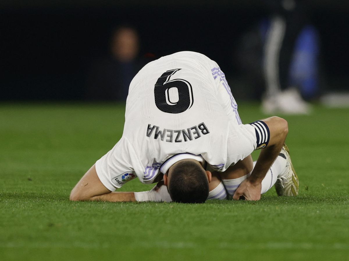 Foto: Benzema se lamenta durante el encuentro. (Reuters/Marcelo del Pozo)