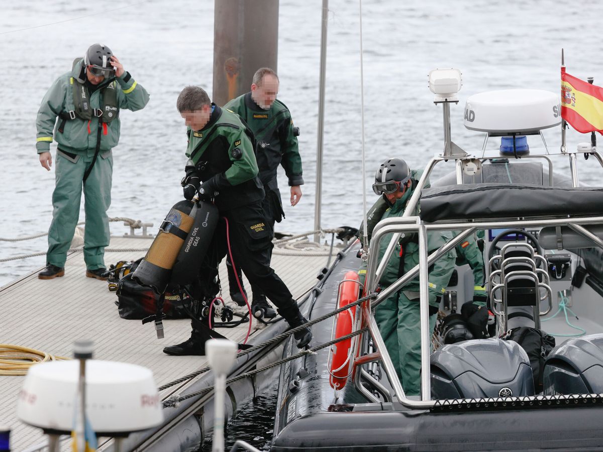 Foto: Buceadores de la Guardia Civil llevan a cabo labores de rescate del narcosubmarino. (EFE/Lavandeira Jr)