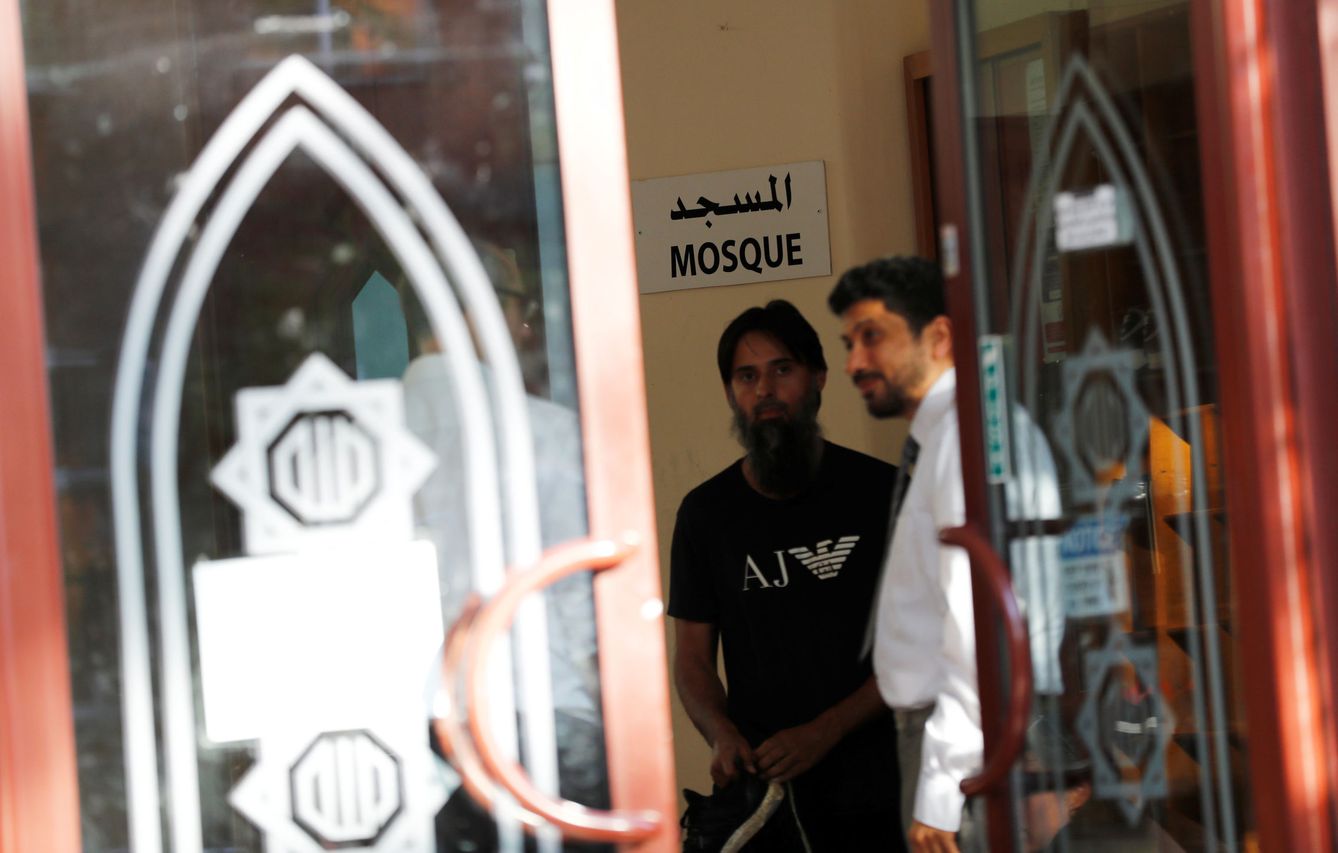 Varios hombres en el interior de la mezquita de Didsbury, el 23 de mayo de 2017. (Reuters)