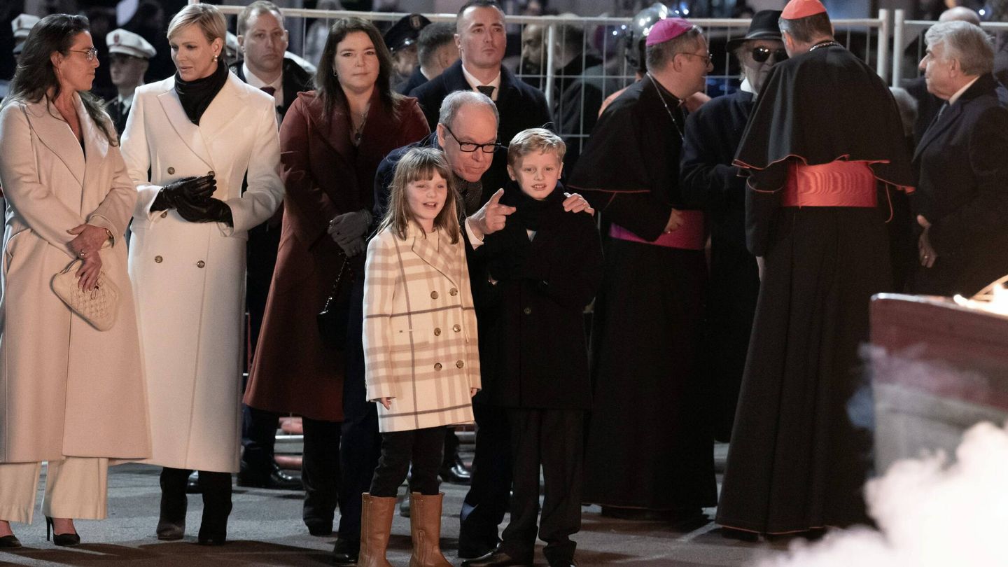 Jacques y Gabriella de Mónaco, junto a sus padres en la celebración de Santa Devota. (Cordon Press)