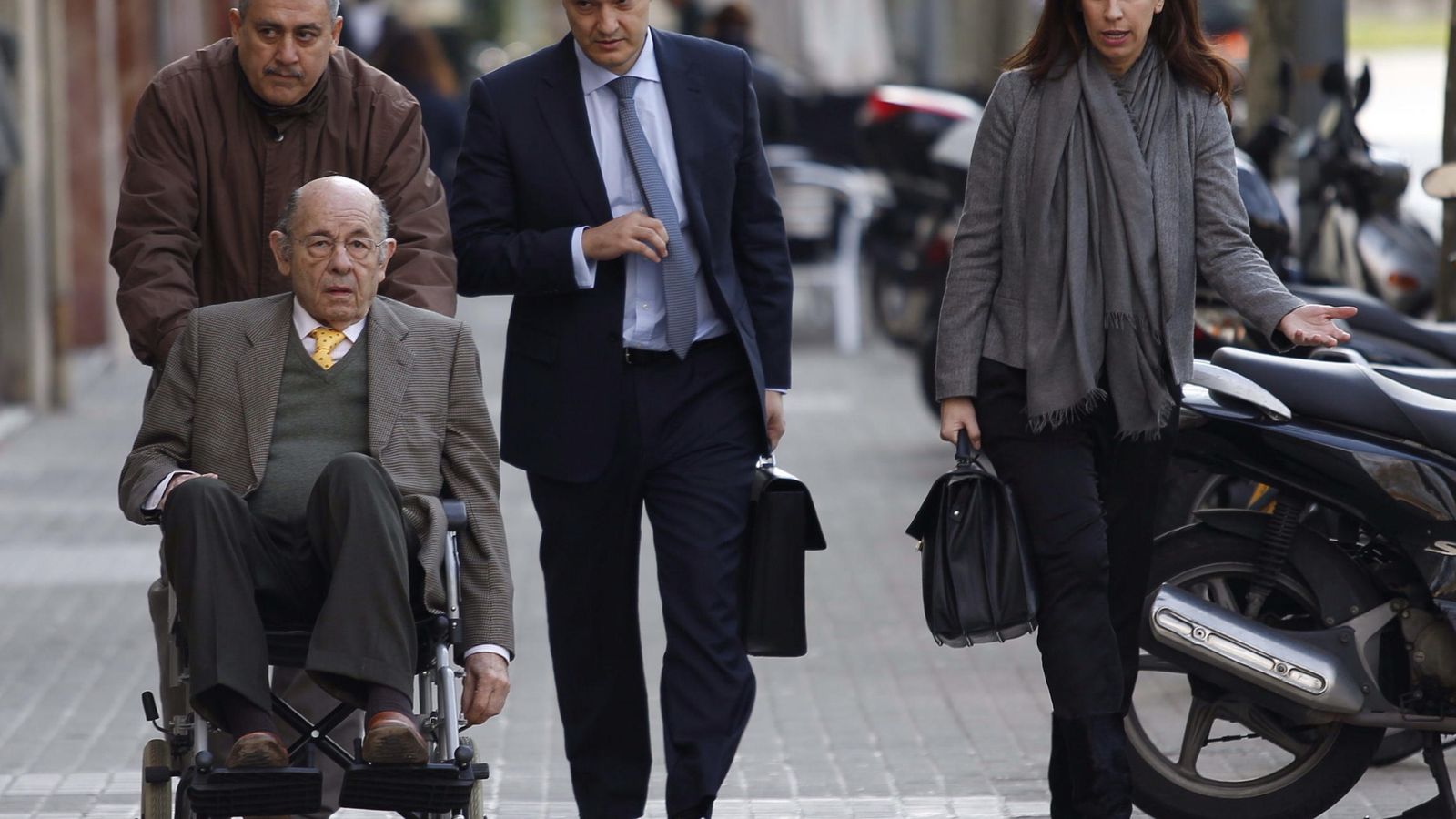 Foto: El expresidente del Palau de la Música, Fèlix Millet, a su llegada en silla de ruedas a los juzgados en 201 (EFE)
