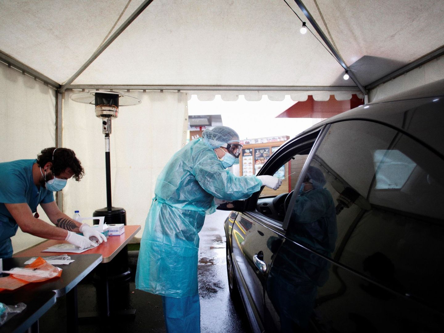 Un sanitario realiza test rápidos de coronavirus. Foto: Efe.