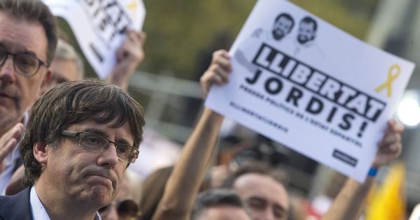 Foto: Puigdemont en una manifestación por la libertad de los Jordis. (EFE)
