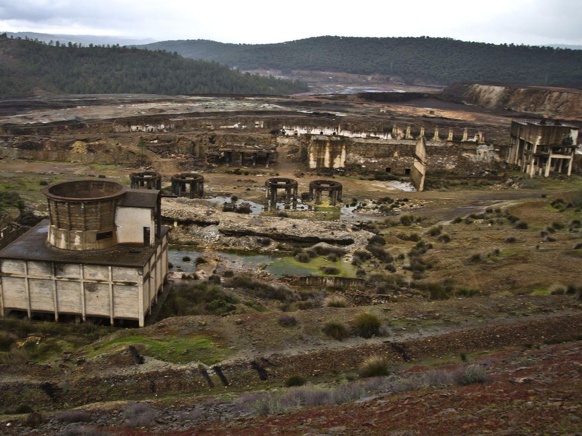 Foto: Vista de las minas que dan nombre a la localidades de Minas de Riotinto. (EFE/Julián Pérez)