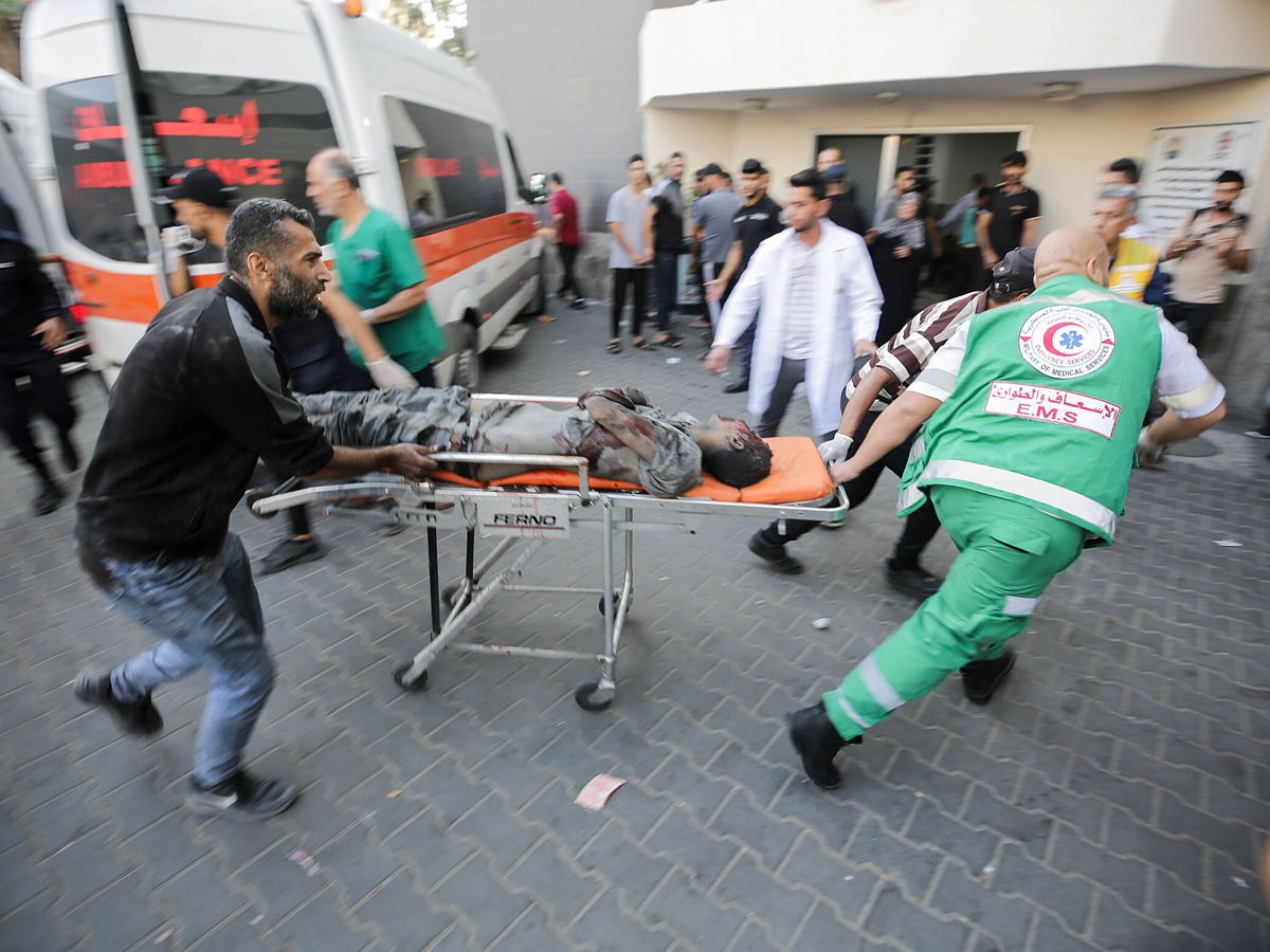 Foto: Un hombre herido es trasladado al Hospital Al Shofa el 13 de octubre. (EFE/Haitham Imad)