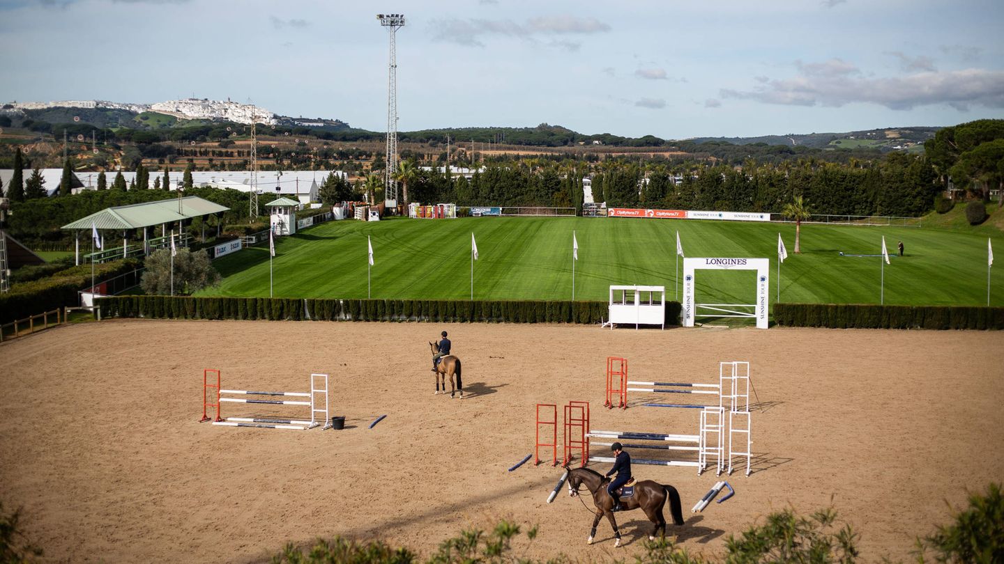 La Dehesa Montenmedio, donde se desarrolla la Sunshine Tour, cuenta con más de una veintena de pistas de competición de hierba y arena.