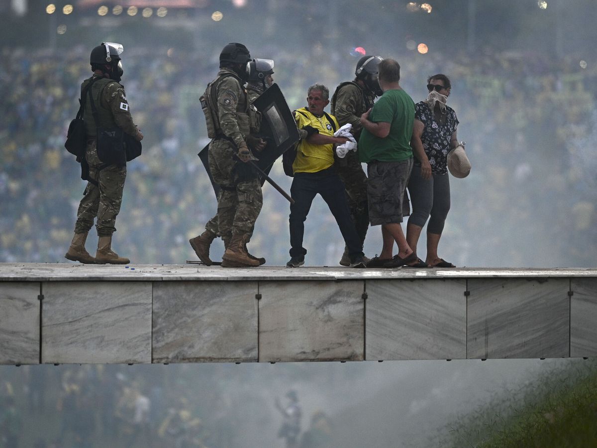 Foto: Policías antidisturbios entran al palacio presidencial de Brasil. (EFE/Andre Borges)