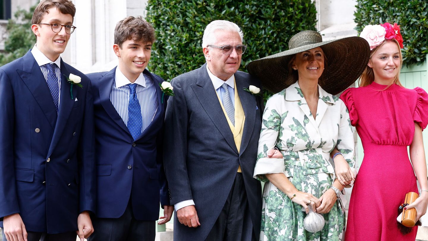 La familia al completo del príncipe Laurent en la boda de su sobrina, María Laura. (EFE/Stephanie Lecocq)