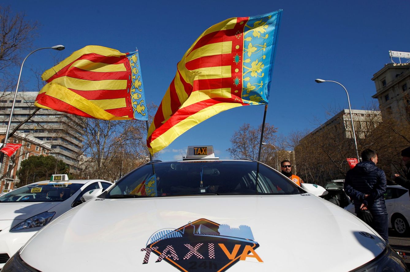 Un taxi de Valencia, desplazado hasta Madrid para apoyar la protesta del sector del taxi. (EFE) 