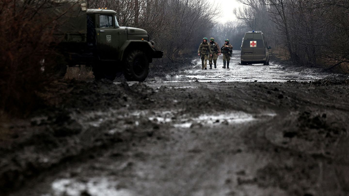 Ukrainian servicemen walk along a muddy road near the frontline town of Bakhmut amid Russia’s attack on Ukraine, Donetsk region, Ukraine March 8, 2023. REUTERS Lisi Niesner     TPX IMAGES OF THE DAY