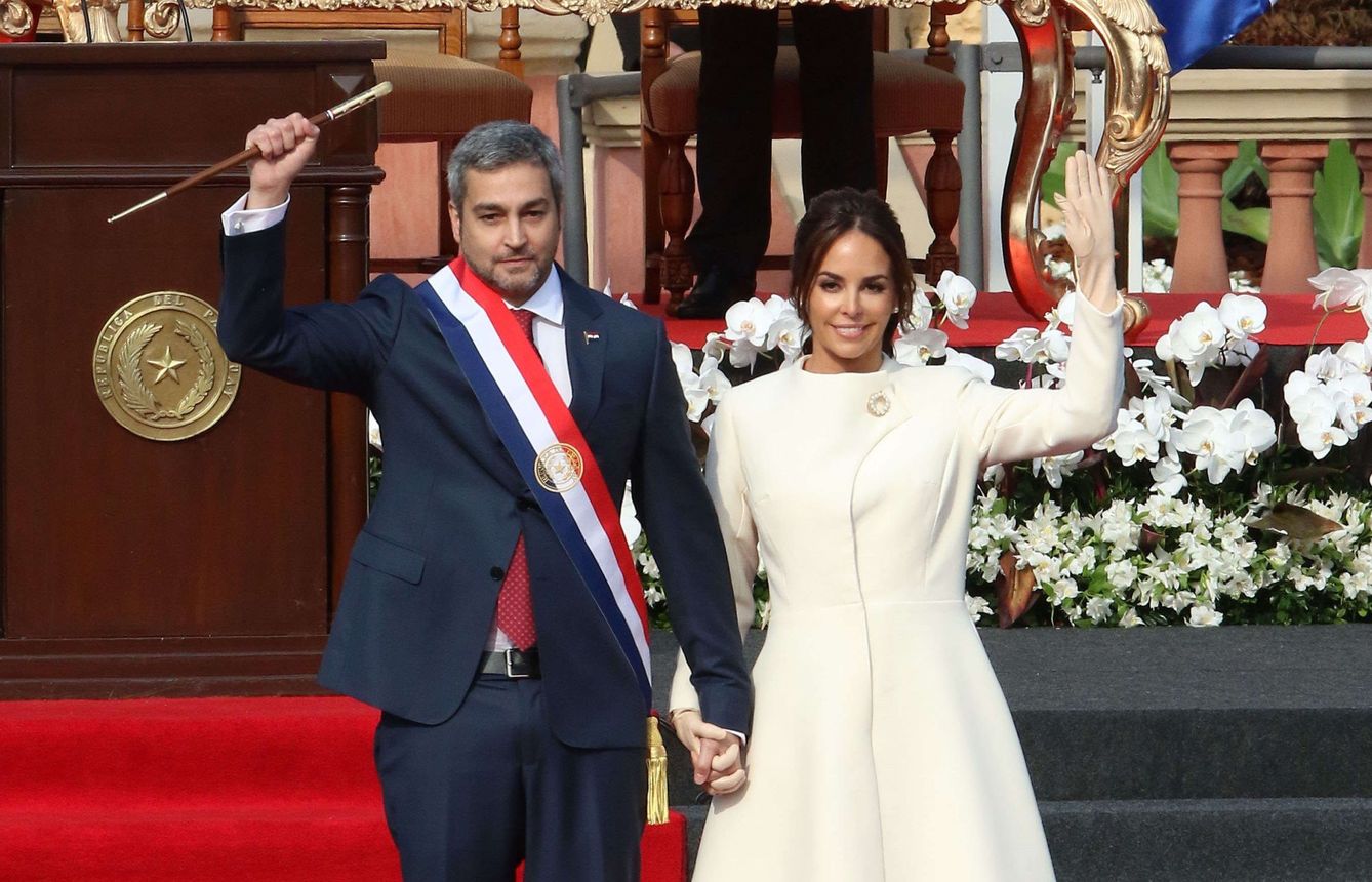 Mario Abdo Benítez, durante la toma de posesión junto a su mujer, Silvana López Moreira Bo. (EFE)