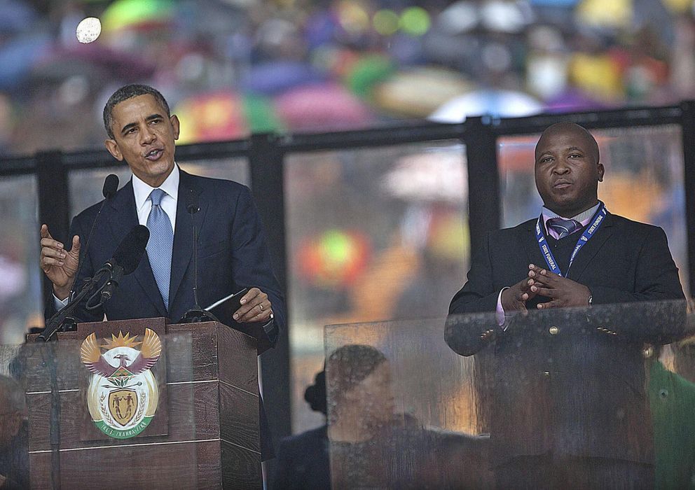 Foto: El falso intérprete del funeral de Mandela durante el discurso de Barack Obama (Efe).