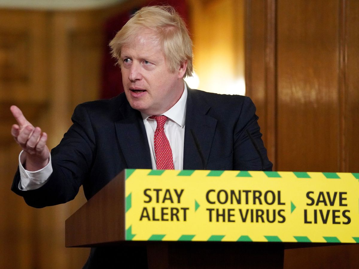 Foto: Boris Johnson, con el nuevo lema de Reino Unido sobre el coronavirus. (EFE)