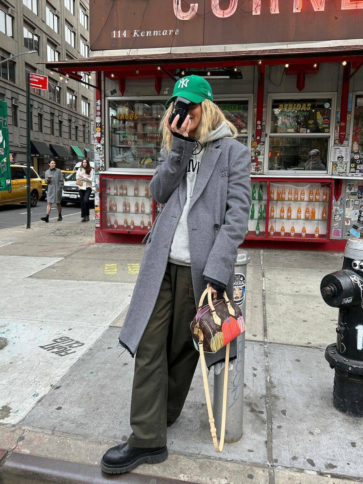 Emili Sindlev, con el bolso de Louis Vuitton. (Instagram/@emilisindlev)