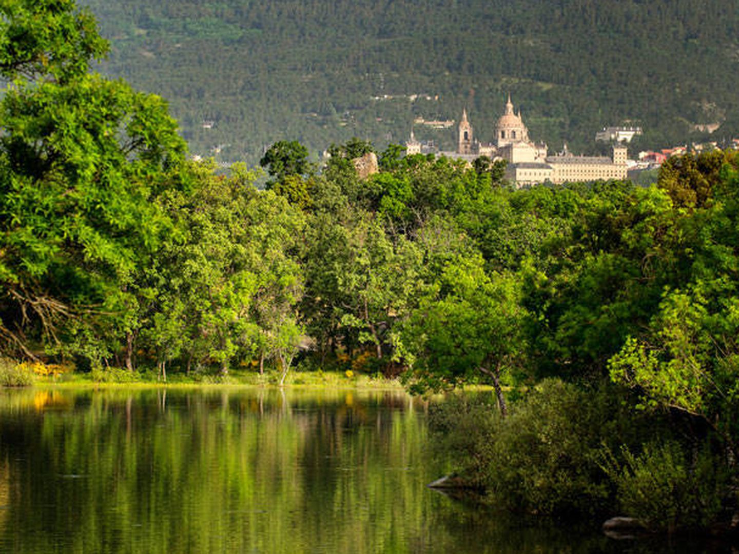 Así es el entorno de La Granjilla, con vistas al Monasterio de El Escorial. (Foto: Instagram)