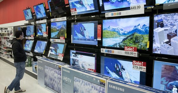 Foto: Un comprador busca televisiones durante el Black Friday. (Reuters)