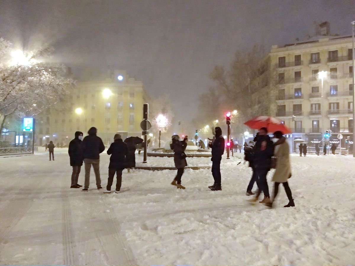 Foto: Un grupo de personas disfruta de la nieve en Madrid. (EFE)