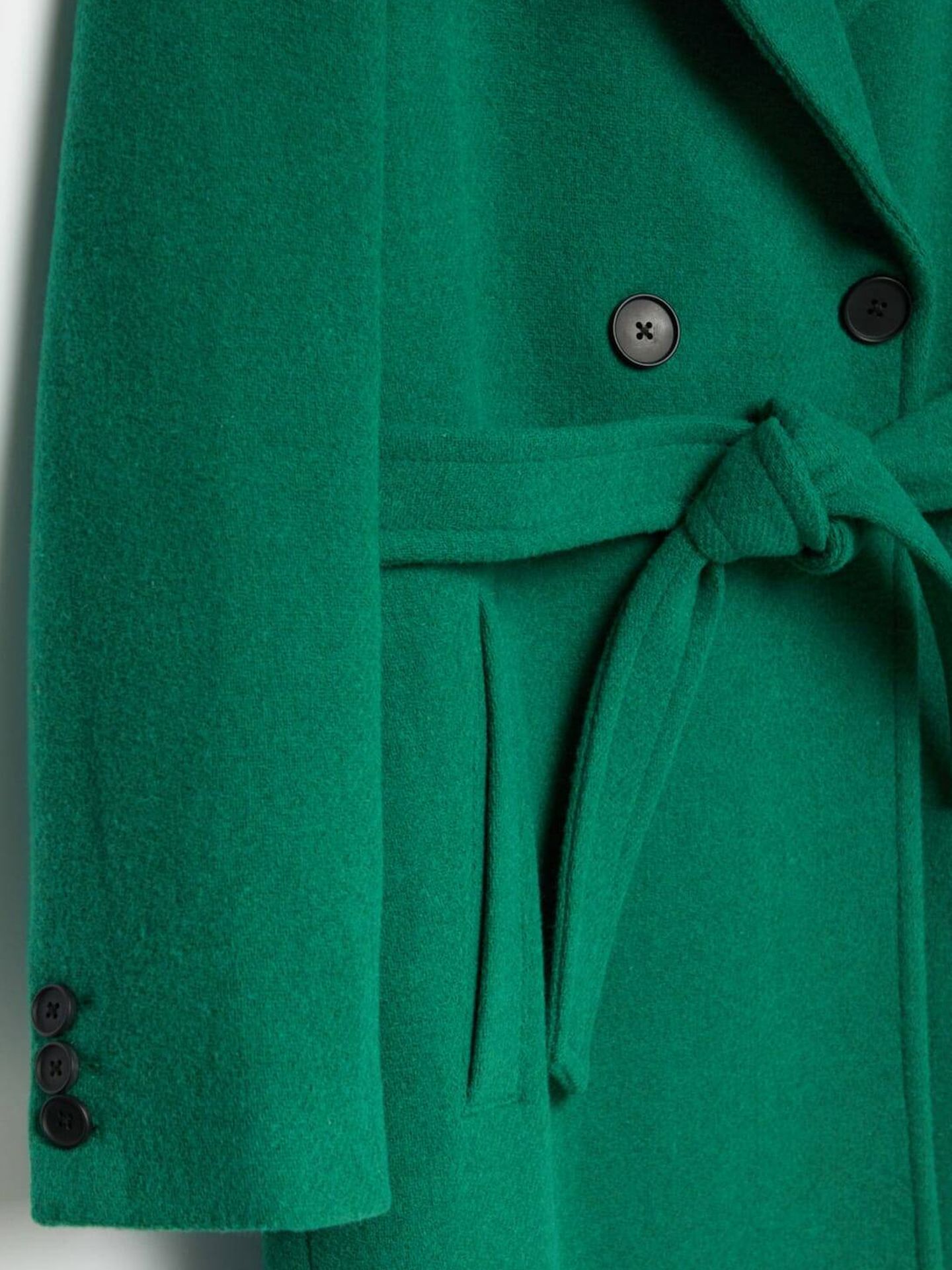 Abrigo verde de novedades. (Stradivarius/Cortesía)