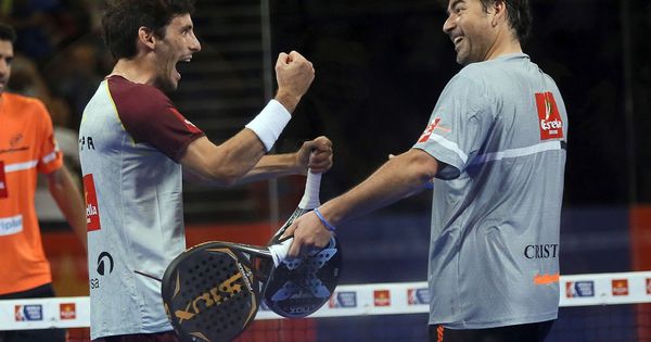 Foto: Franco Stupaczuk (i) y Cristian Gutiérrez celebran su triunfo en el Granada Open. (EFE)