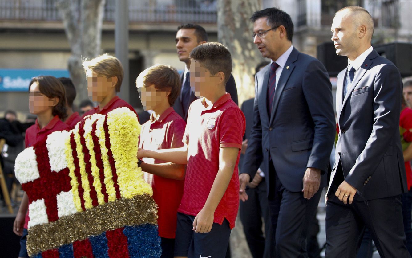 La comitiva del FC Barcelona, encabeada por el presidente, Josep María Martomeu, y Andrés Iniesta, en la ofrenda floral al monumento de Rafael Casanova. (EFE)