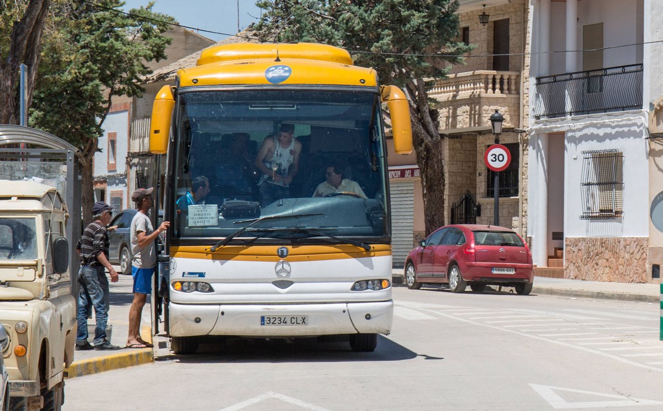 Pasajeros subiendo al autobús en La Gineta (Albacete), uno de los municipios afectados. (D.B.)