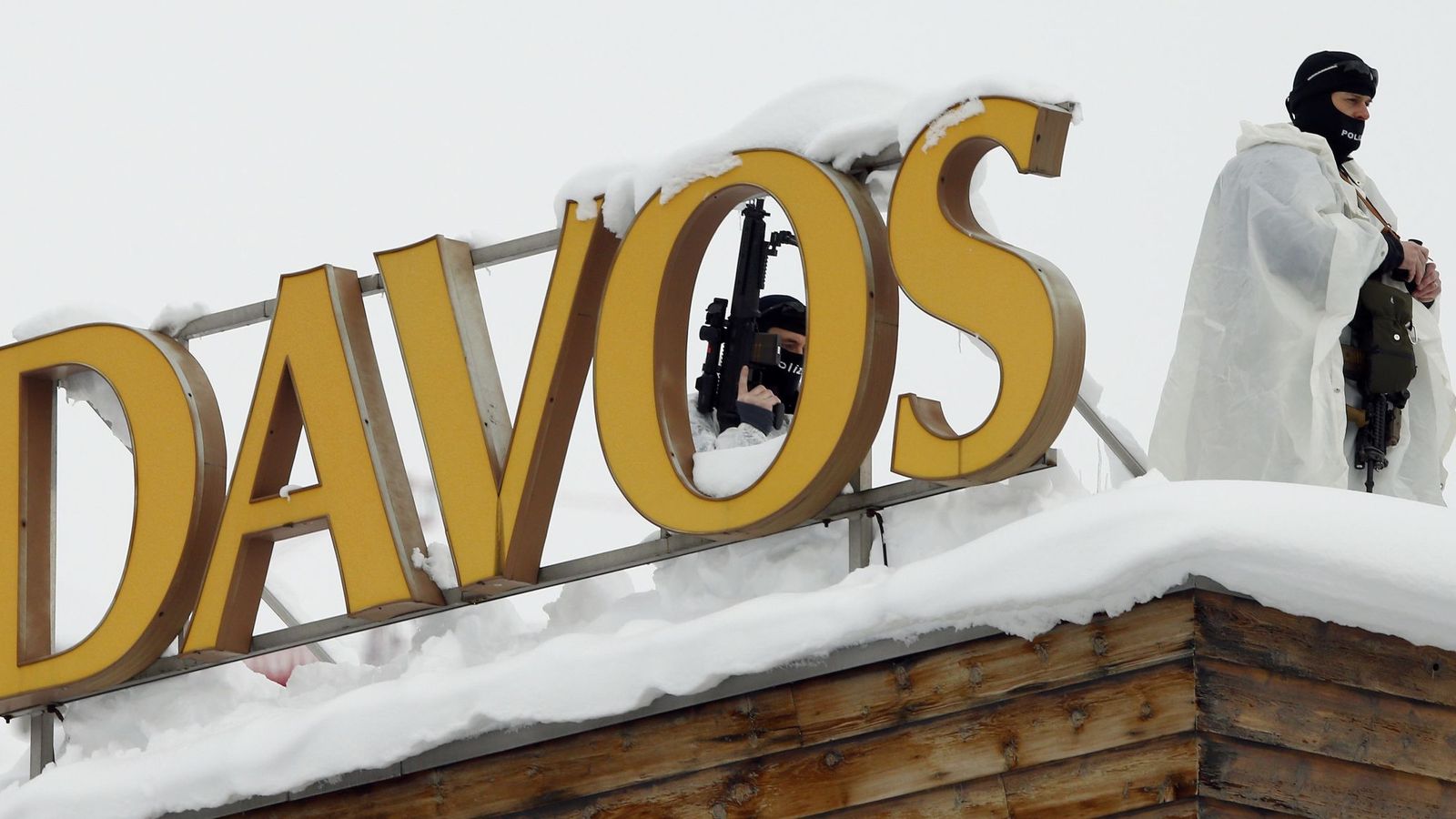 Foto: Miembros de las fuerzas especiales de la policía suiza observan desde el tejado del hotel donde se celebrará el Foro Económico Mundial de Davos, el 19 de enero de 2016. (Reuters)
