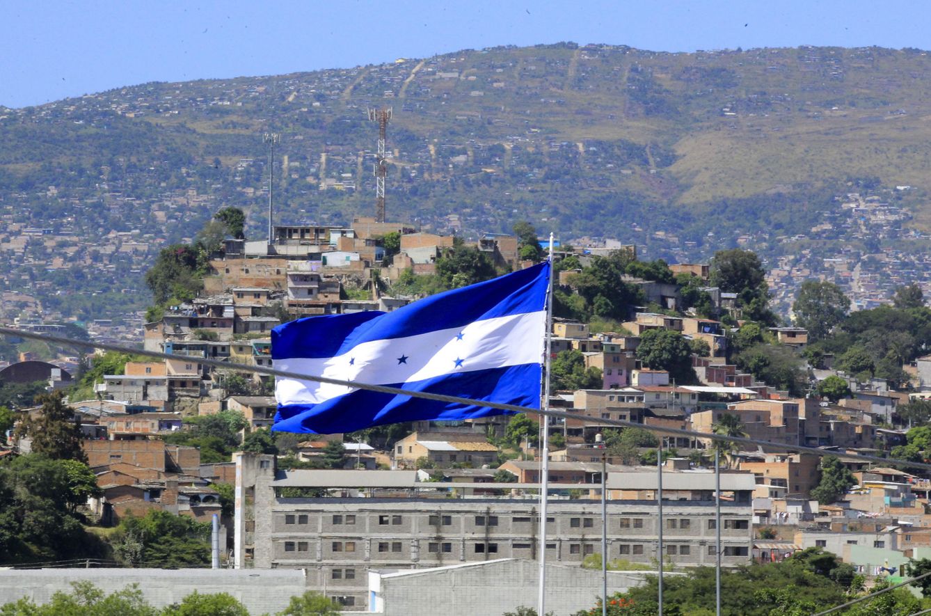 Fotografía de la una bandera nacional en Tegucigalpa (Honduras). (EFE)