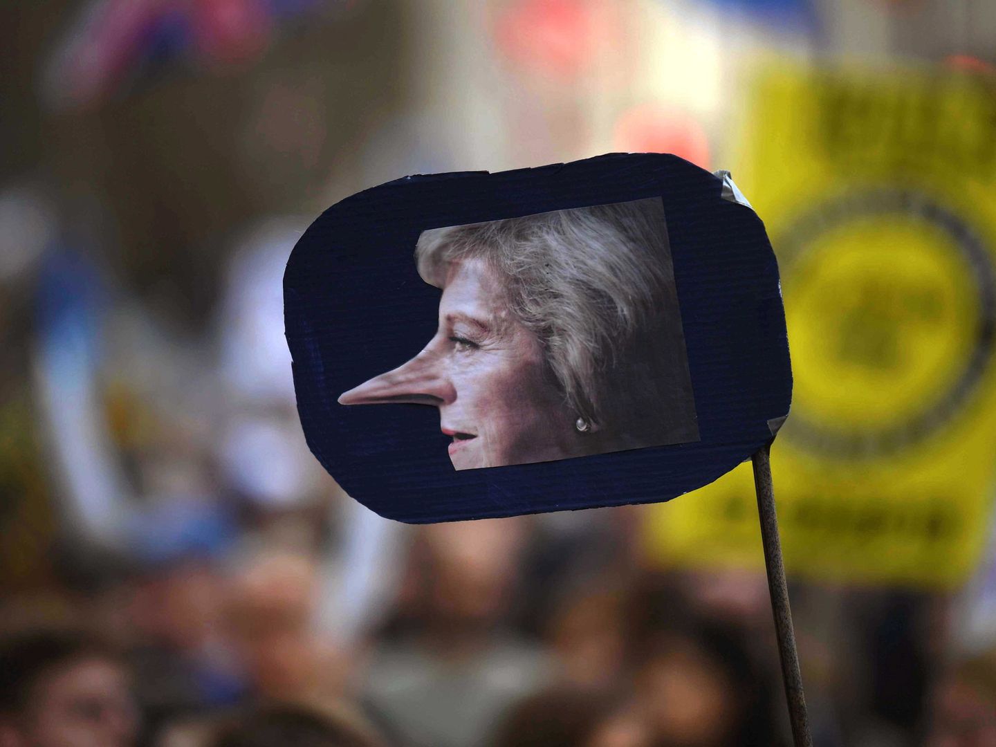 Un cartel muestra a la primera ministra Theresa May con la nariz de Pinocho, durante la marcha de este sábado. (Reuters)
