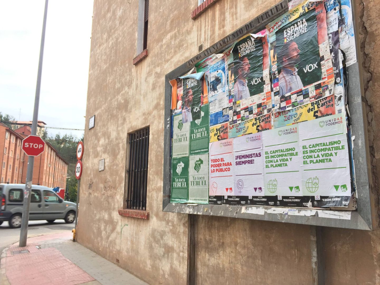 Carteles electorales en Teruel el día después a las elecciones. (A. V.)