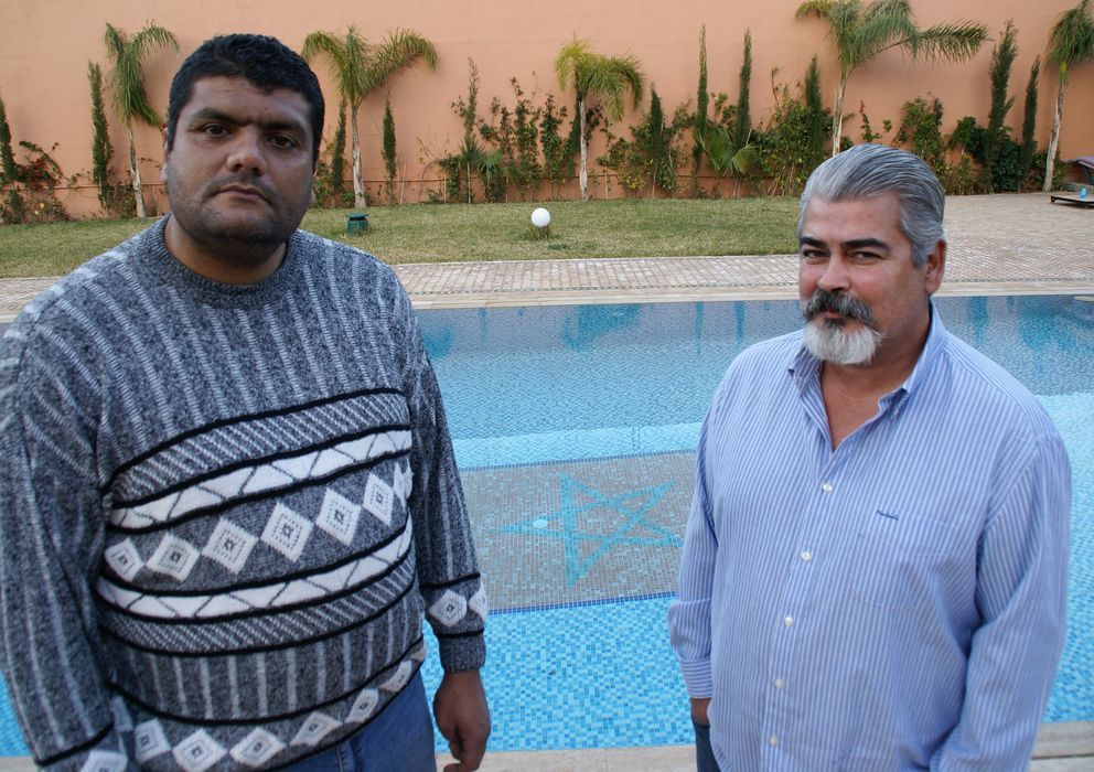 Foto: Said Chamtri, el capo de la frontera, junto a su 'jefe', Yahya Yahya, en la casa del empresario en Beni Ensar (Alfonso Ramos)