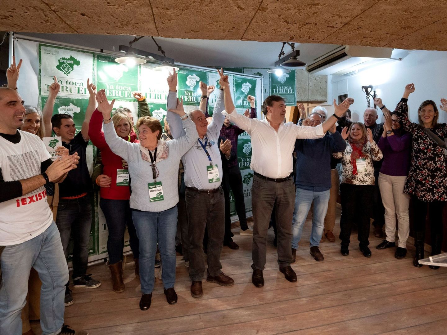 El candidato de Teruel Existe, Tomás Guitarte, junto a su equipo, celebra los resultados electorales. (EFE)