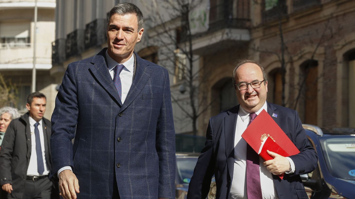 El presidente del Gobierno, Pedro Sánchez, y el exministro de Cultura Miquel Iceta. (EFE/Javier Lizón)