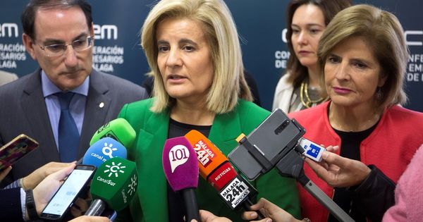Foto: La presidenta de la comisión de Asuntos Exteriores del Congreso, Fátima Báñez (c). (EFE)